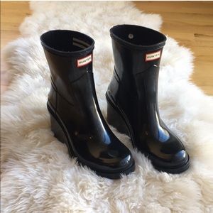 Hunter short gloss wedge boots